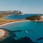 Explorer la baie de santa giulia : un joyau entre mer turquoise et collines